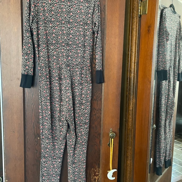 New (Rare)Women’s Victoria Secret Leopard Print Pajamas/Jumper -  Size Medium - Picture 5 of 6
